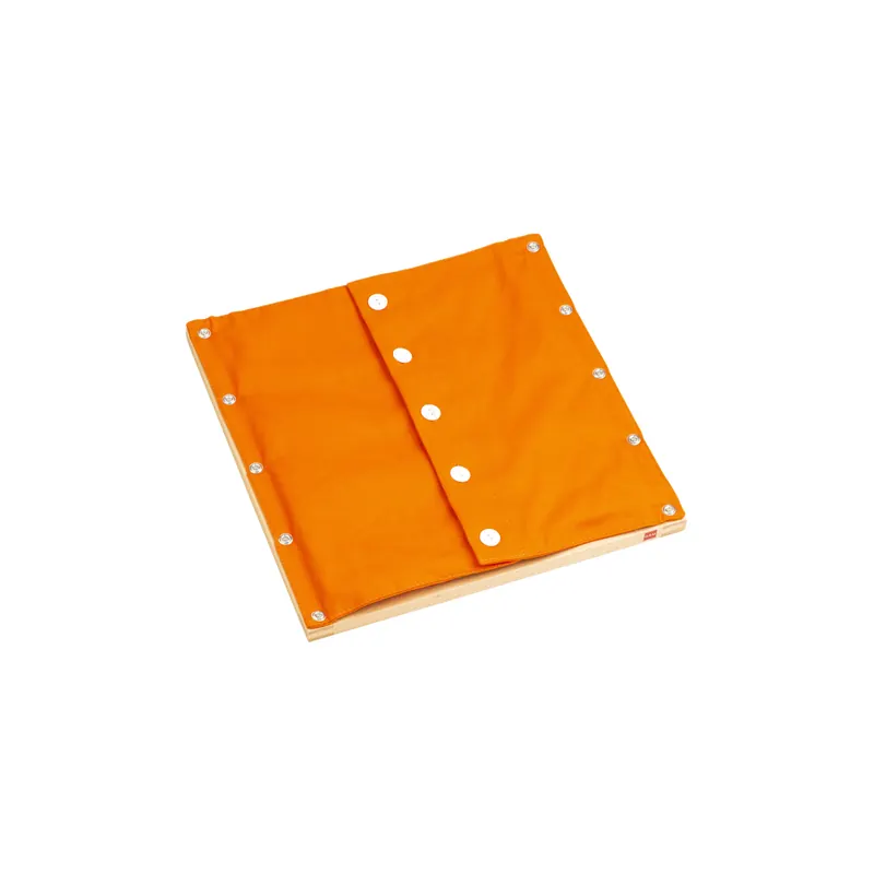 Cadre d'habillage boutonner avec de petits boutons - Matériel Montessori GAM 1MM0014